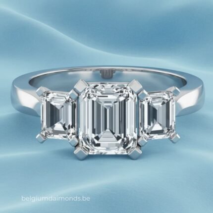 Bague trilogie avec diamants émeraudes et baguettes