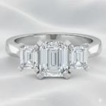 Pierścionek trylogiczny ze szmaragdem i diamentami bagietki