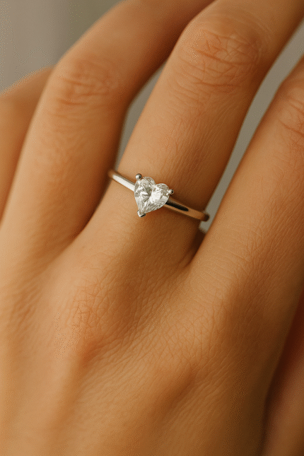Elegante anello solitario a forma di cuore