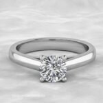 Κλασικό μονόπετρο δαχτυλίδι αρραβώνων με Καθεδρικό Στήσιμο