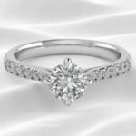 Élégant solitaire taille brillant avec pavé en serti cathédrale