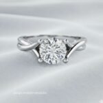 Κομψό μονόπετρο δαχτυλίδι με καθεδρικό κωνικό πλαίσιο