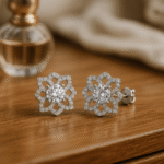 Bloemvormige diamanten oorbellen in witgoud