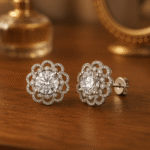 Vintage-geïnspireerde bloemmotief diamanten oorbellen